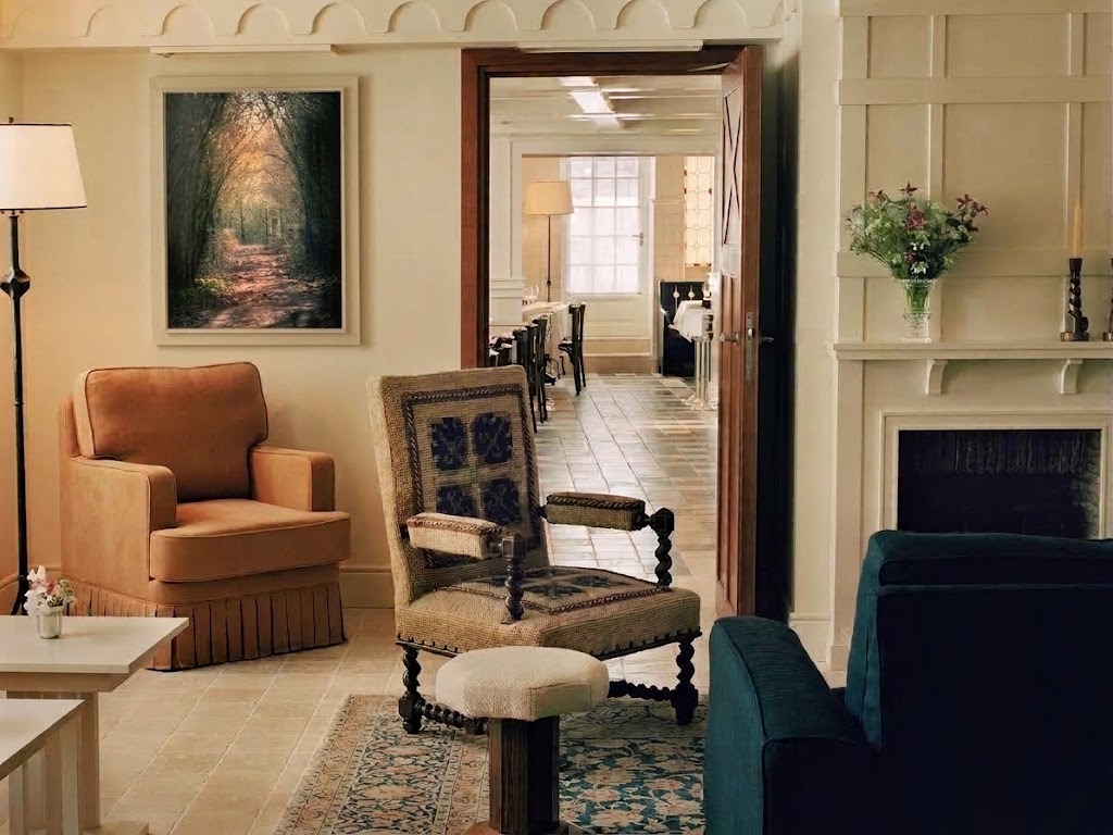 Un paysage de forêt encadré, posé dans le lobby d'un hôtel de caractère